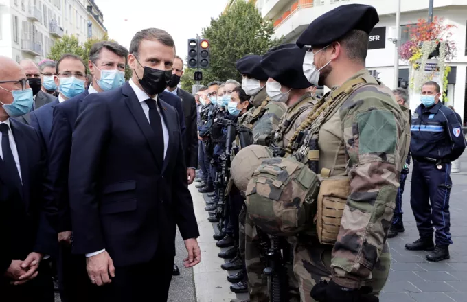 Ο Γάλλος πρόεδρος μετέβη στη Νίκαια και στο σημείο όπου έγινε η επίθεση με μαχαίρι στη Νότρ Νταμ και συνομίλησε με αστυνομικούς και στρατιώτες.