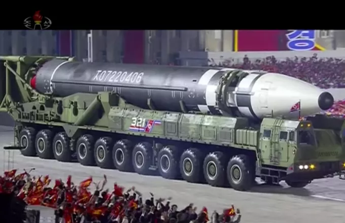 Βόρεια Κορέα: Παρουσίασε το μεγαλύτερο βαλλιστικό πύραυλο για πρώτη φορά από το 2018 (vid)