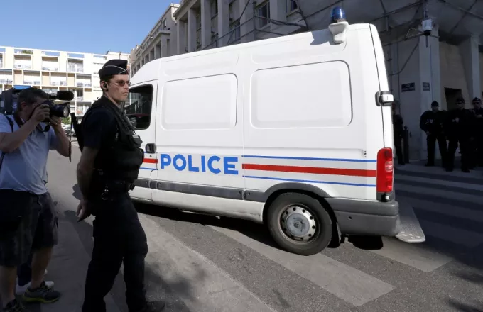 Καταδρομική επιδρομή κατά αστυνομικού τμήματος στο Παρίσι (vid)