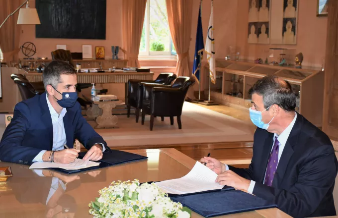 Ο δήμαρχος Αθηναίων, Κώστα Μπακογιάννη και  πρόεδρο της Ελληνικής Πνευμονολογικής Εταιρείας, Στέλιος Λουκίδης υπογράφουν τη συμφωνία συνεργασίας