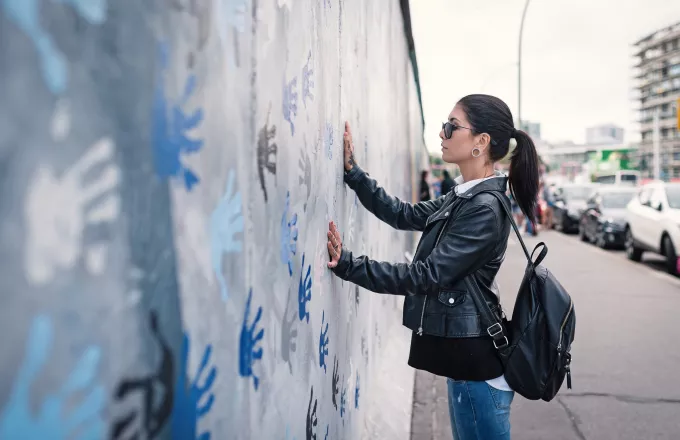 Αγάπη πέρα από το τείχος του Βερολίνου: Ο έρωτας δύο ανθρώπων «γκρέμισε» τα σύνορα του διχασμού