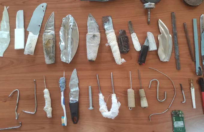 Ναρκωτικά, μαχαίρια, σουβλιά και αλκοόλ εντοπίστηκαν σε έρευνα στις φυλακές Τρικάλων
