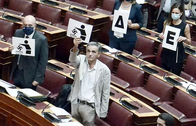 Πέτσας για πλακάτ κατά ΧΑ στη Βουλή: Ακραία επικοινωνιακή εκμετάλλευση από τον ΣΥΡΙΖΑ