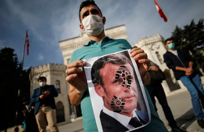 Η τουρκική Εθνοσυνέλευση καταδίκασε τις δηλώσεις του Γάλλου προέδρου Μακρόν για τα σκίτσα του προφήτη Μωάμεθ