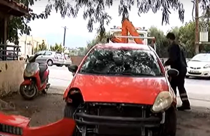 Κρήτη-Απίστευτο σκηνικό: «Γυαλιά-καρφιά» αυτοκίνητο μετά το κυνηγητό γάτας- σκυλιών