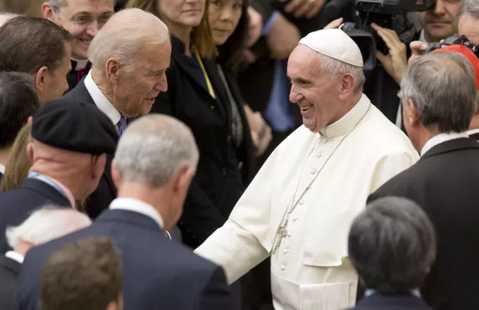 Ο Τζο Μπάιντεν δέχτηκε συγχαρητήρια από τον πάπα Φραγκίσκο