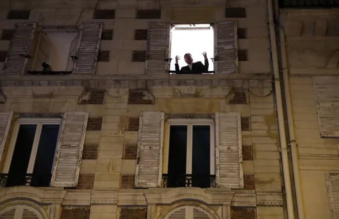 Τενόρος τραγουδάει από το παράθυρό του στο Παρίσι κατά το δεύτερο lockdown