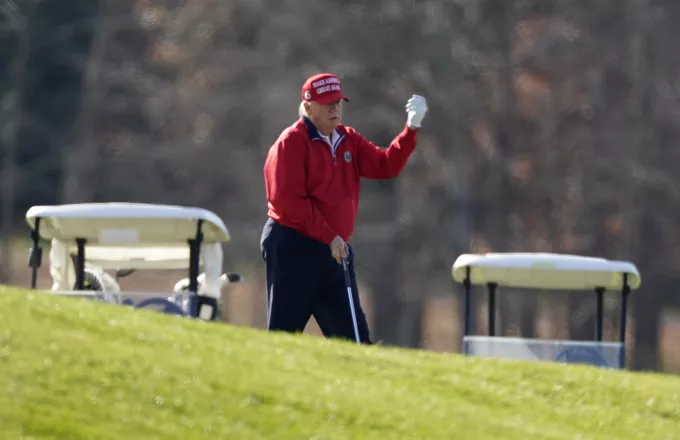 Έξαλλος ο Τραμπ: Βρίζει την... τρύπα του γκολφ (βίντεο)