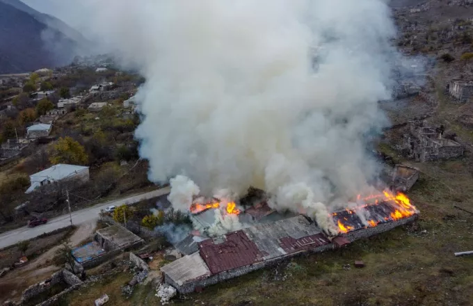 Αρμένιοι καίνει τα σπίτια τους προτού οι Αζέροι καταλάβουν τα χωριά τους (pics)