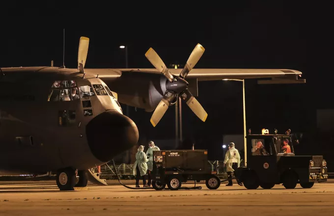 Με C-130 μεταφέρονται τρεις ασθενείς με κορωνοϊό από την Καβάλα στην Αθήνα