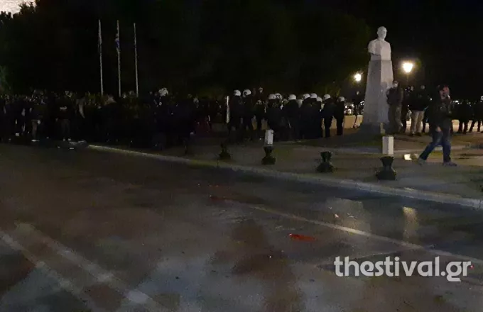 Θεσσαλονίκη: Επεισόδια μεταξύ διαδηλωτών κατά του lockdown και αστυνομικών (vid)