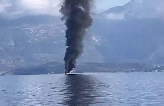 Αίγιο: Φωτιά σε σκάφος κοντά στις Καμάρες – Περισυνελέγησαν οι 2 επιβαίνοντες (vid)