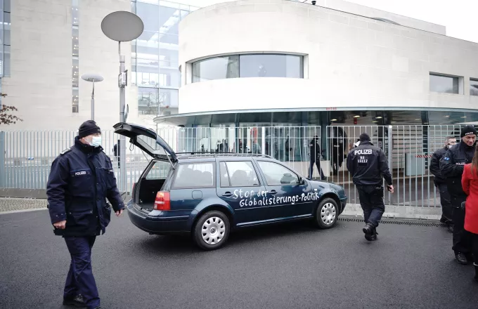 Βερολίνο: Αυτοκίνητο έπεσε στην είσοδο του γραφείου της Άνγκελα Μέρκελ (video)