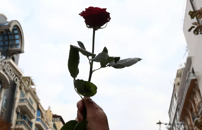 Άρση του προστίμου 300 ευρώ στη γυναίκα που άφησε λουλούδι έξω από το Πολυτεχνείο