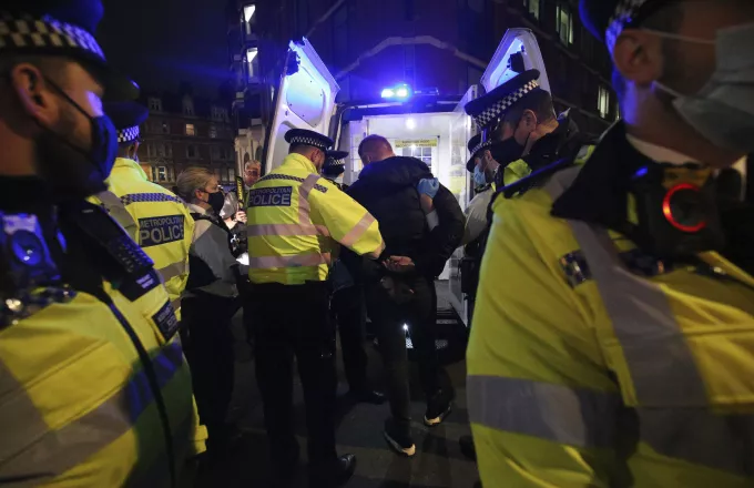 Συναγερμός στο Λονδίνο: Αυτοκίνητο προσέκρουσε σε αστυνομικό τμήμα-Συνελήφθη ο οδηγός