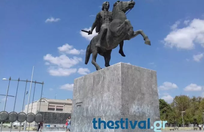 Θεσσαλονίκη: Επιχείρησαν να αναρτήσουν πανό στο άγαλμα του Μεγάλου Αλεξάνδρου