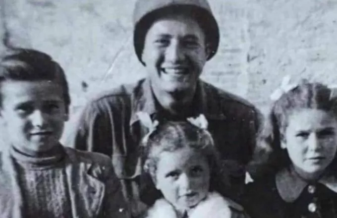 Πρώην στρατιώτης βρήκε μετά 76 χρόνια τα παιδιά που παραλίγο να σκοτώσει στον Β’ Παγκόσμιο! (pics)
