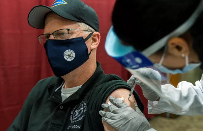 ΗΠΑ-Κορωνοϊός: Ο υπουργός Άμυνας Κρις Μίλερ εμβολιάστηκε μπροστά στην κάμερα