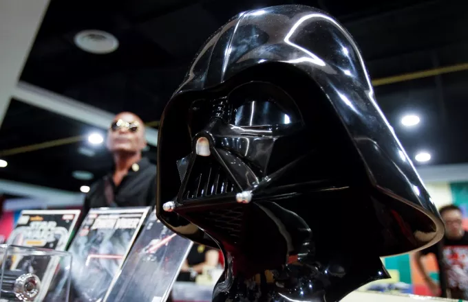 Άνδρας αποπειράθηκε να κλέψει κράνος του Darth Vader από την Bad Robot Productions