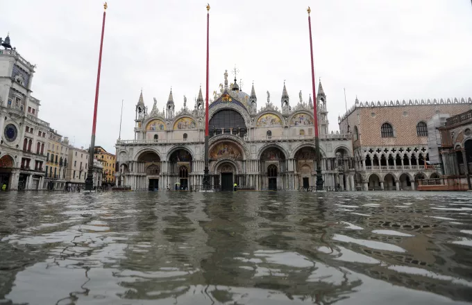 Ο Άγιος Βασίλης βγήκε με φουσκωτό παπαγάλο στη Βενετία εξαιτίας των πλημμυρών (vid)