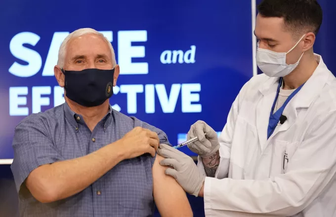 Κορωνοϊός - ΗΠΑ: Εμβολιάστηκε σε ζωντανή μετάδοση ο Μάικ Πενς