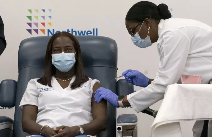 Κορωνοϊός: Μια νοσοκόμα εντατικής ο 1ος άνθρωπος που εμβολιάστηκε στις ΗΠΑ