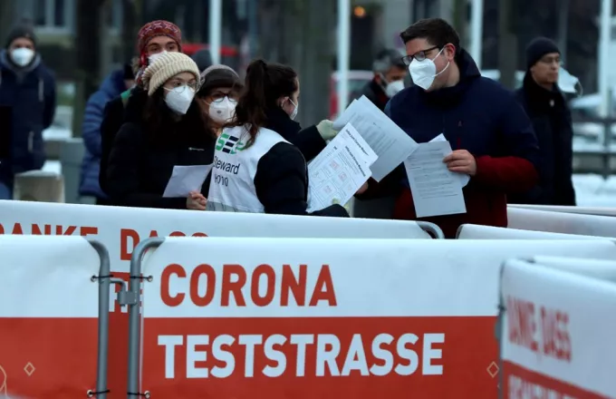 Συναγερμός και στην Αυστρία για ύποπτο κρούσμα της μετάλλαξης Όμικρον