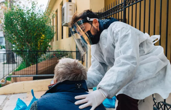 Δήμος Αθηναίων: Rapid test για κορωνοϊό και θερμομετρήσεις σε άστεγους της πόλης (ΦΩΤΟ)