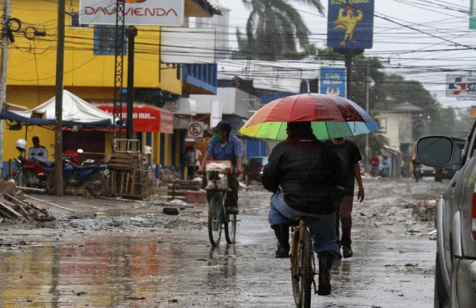 Ινδία: Ο κυκλώνας Γιας έφτασε στις αντολικές ακτές της χώρας