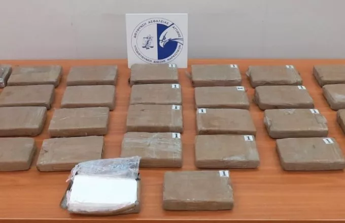 Πειραιάς: Εντόπισαν 35 κιλά κοκαΐνης σε εμπορευματοκιβώτιο με «είδη τροφίμων» (pics)