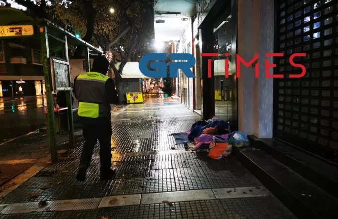 Θεσσαλονίκη: Φαγητό σε άστεγους μοίρασε η Δημοτική Αστυνομία (video)