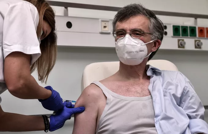 Εμβολιάστηκε ο Σωτήρης Τσιόδρας: «Ούτε που το κατάλαβα»