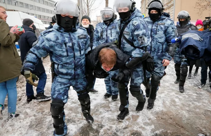 Διαδηλώσεις-Ναβάλνι: Το Κρεμλίνο παραδέχεται ότι οι συλληφθέντες δεν χωράνε στα κρατητήρια