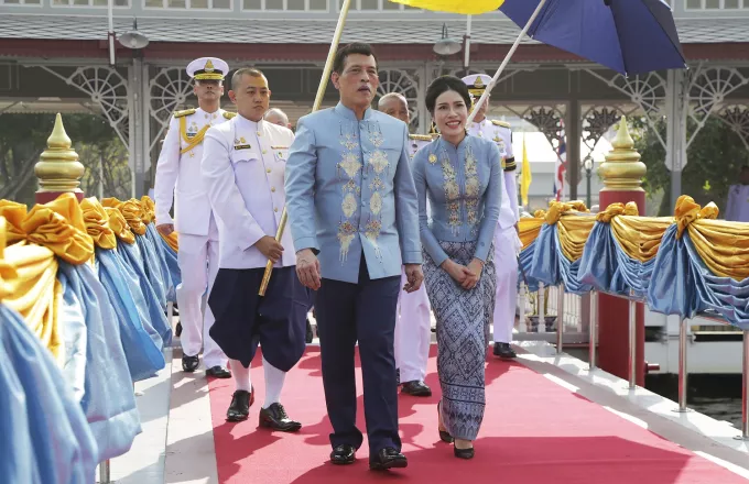 Στέμμα για.. τρεις - Ο βασιλιάς της Ταϊλάνδης στέφει την ερωμένη του δεύτερη βασίλισσα 
