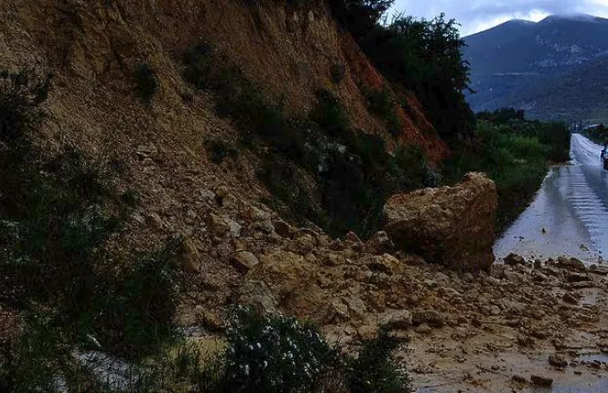Τρίκαλα: Κατολισθήσεις βράχων από τις ισχυρές βροχοπτώσεις