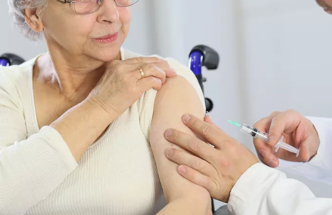 Τον εμβολιασμό ατόμων με αναπηρία και ηλικιωμένων προτίθεται να αναλάβει ο ΙΣΑ 