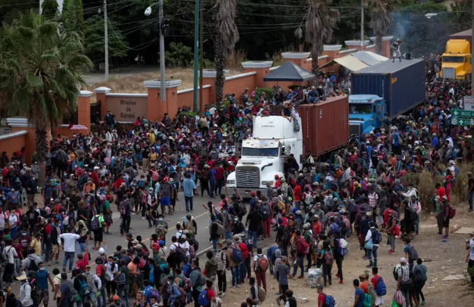 Γουατεμάλα: Η αστυνομία διέλυσε καραβάνι μεταναστών προς τις ΗΠΑ (vid, pics)