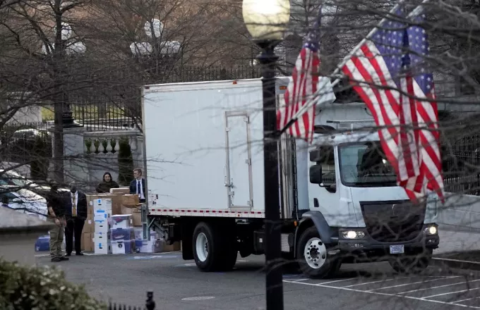 Πακέταρε και φεύγει ο Τραμπ- Κούτες και φορτηγά στον Λευκό Οίκο (pics)
