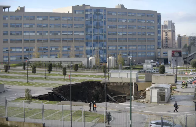 Ιταλία: Υποχώρησε το έδαφος έξω από νοσοκομείο της Νάπολης, τρύπα μεγέθους πισίνας (pics-vid)