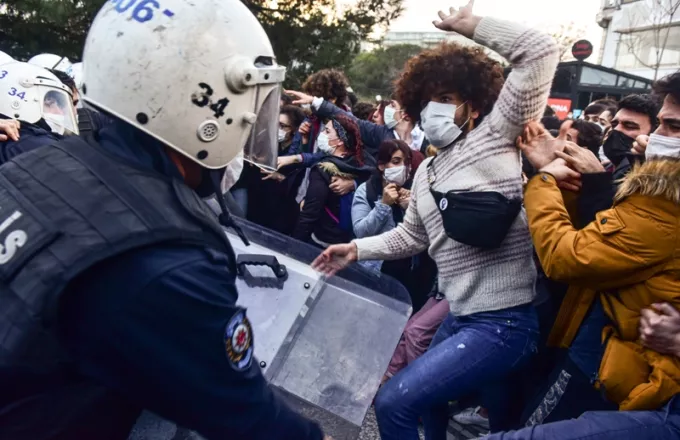Τουρκία: Μοιράζει θέσεις και πανεπιστημιακά οφίκια ο Ερντογάν