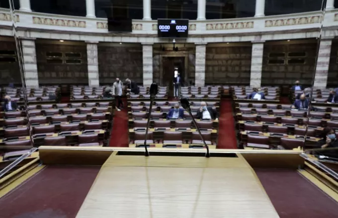 Βουλή: Νέος γύρος αντιπαράθεσης για τη συνταγματικότητα των αλλαγών στα ΑΕΙ