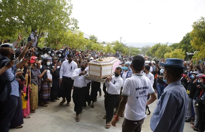 Μιανμάρ: Χιλιάδες άνθρωποι στην κηδεία νεαρής διαδηλώτριας- Συνεχίζονται οι κινητοποιήσεις 