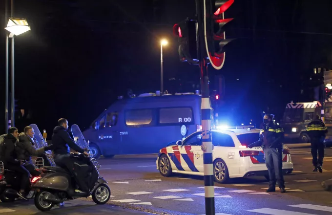 Άμστερνταμ: Πυροβόλησαν Ολλανδό αστυνομικό ρεπόρτερ στο δρόμο