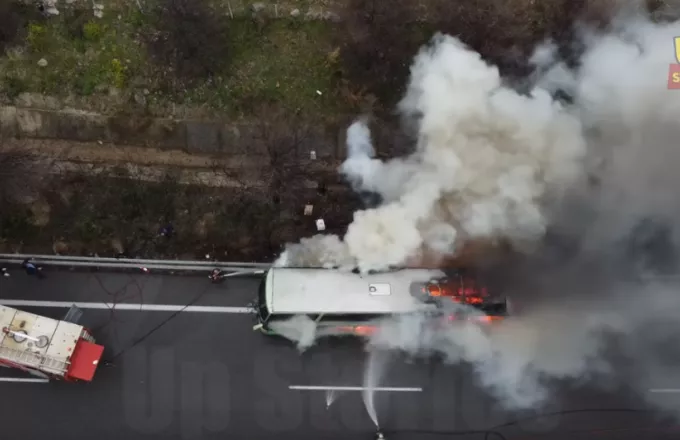 Στις φλόγες λεωφορείο με 48 επιβάτες στο Μαρτίνο – Βίντεο από τη φωτιά