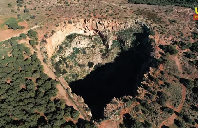 Χάος ανίκατε μάχαν. Ο γιγάντιος κρατήρας της Αττικής σε σχήμα καρδιάς από ψηλά (vid)