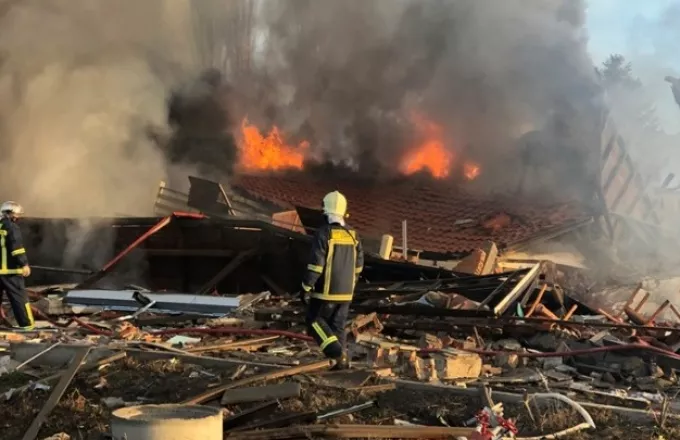 Καστοριά: Σε εξέλιξη οι έρευνες της Πυροσβεστικής για την έκρηξη που ισοπέδωσε το ξενοδοχείο 