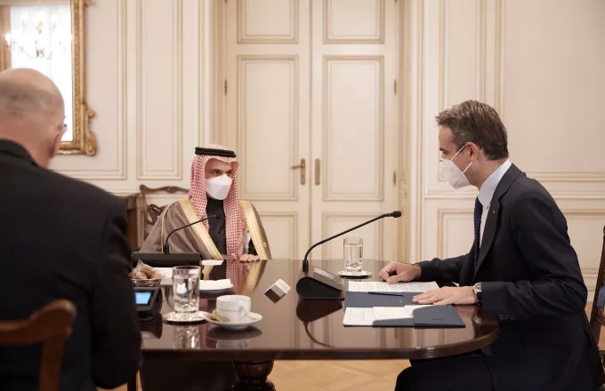 Συνάντηση Μητσοτάκη με ΥΠΕΞ Σαουδικής Αραβίας: Ενισχυμένη συνεργασία σε οικονομία, άμυνα