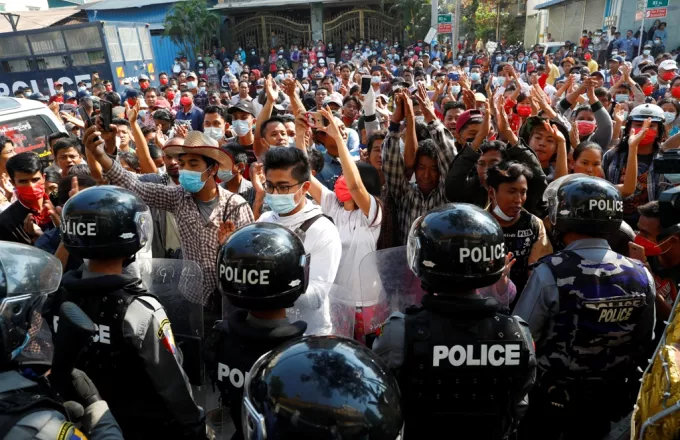 Μιανμάρ: 5 νεκροί σε διαδηλώσεις κατά της στρατιωτικής χούντας, που προχωρά σε καταστολή επικριτών και στο Ίντερνετ
