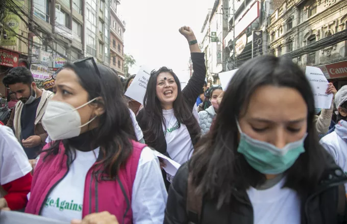 Νεπάλ: Διαδήλωση εκατοντάδων ανθρώπων μετά το βιασμό και τη δολοφονία μιας έφηβης