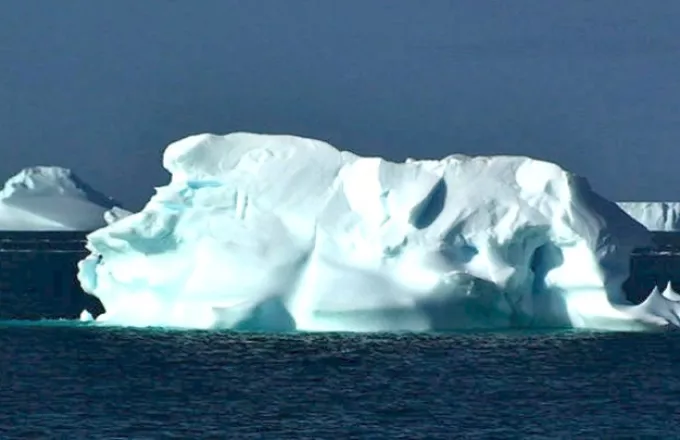 Ένα τεράστιο παγόβουνο, στο μέγεθος του  Παρισιού, αποσπάστηκε από την Ανταρκτική